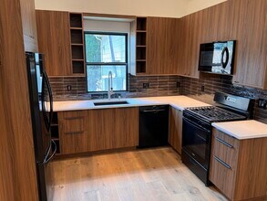 2111 Hyperion Ave in Los Angeles, CA - Foto de edificio - Building Photo