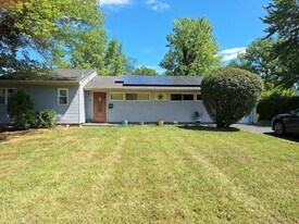 86 Kendall Rd in Kendall Park, NJ - Building Photo