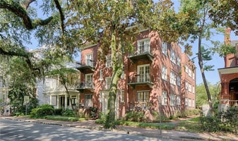 805 Whitaker St in Savannah, GA - Building Photo