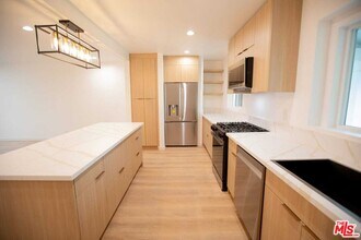 12211 Tiara St in Los Angeles, CA - Building Photo - Building Photo