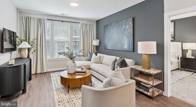 4851 Ellin Rd, Unit 151 in Hyattsville, MD - Foto de edificio - Building Photo