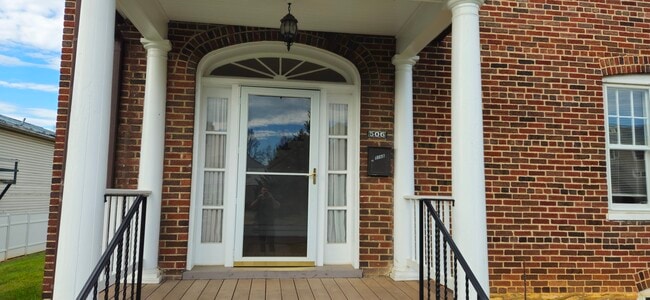 506 E Liberty St, Unit B in Charles Town, WV - Building Photo - Building Photo