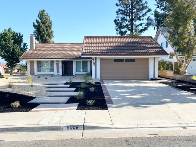 6009 E La Paz Cir in Anaheim, CA - Foto de edificio - Building Photo