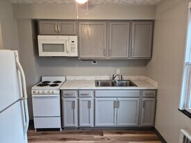 6 Bradley Ave in Shelby, OH - Building Photo