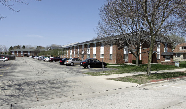 Lake Park Apartments in St. Francis, WI - Building Photo - Building Photo