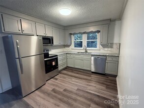 9225 Moores Chapel Rd in Charlotte, NC - Building Photo - Building Photo