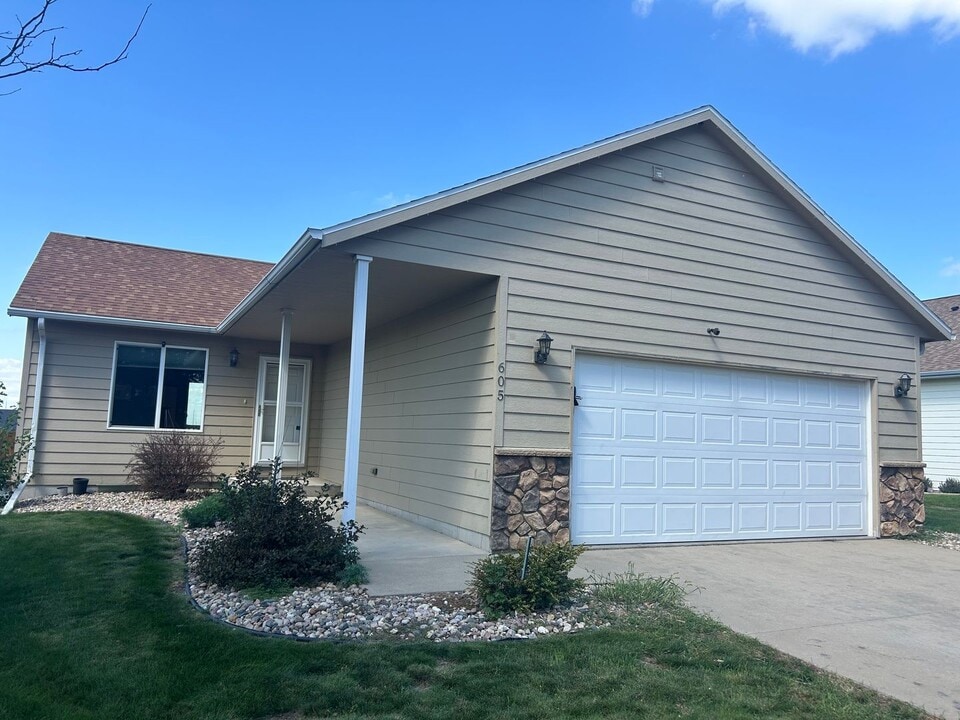 605 N Daisy Ave in Sioux Falls, SD - Building Photo