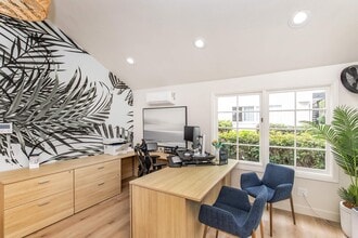 Sandpointe Cove Apartment Homes in Newport Beach, CA - Foto de edificio - Building Photo