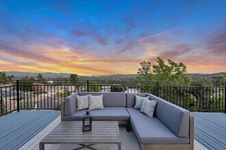 5952 Woodland View Dr in Woodland Hills, CA - Building Photo - Building Photo