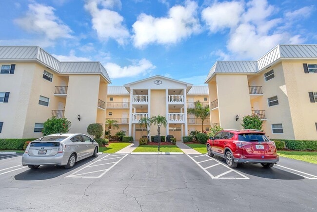 17 Colonial Club Dr in Boynton Beach, FL - Building Photo - Building Photo