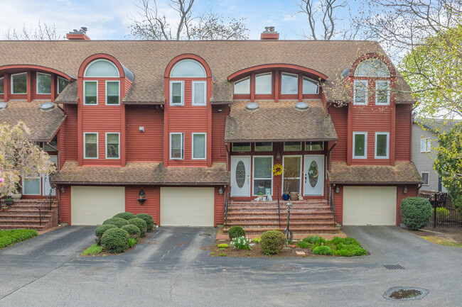 40 Oak Grove ST in East Greenwich, RI - Building Photo - Building Photo