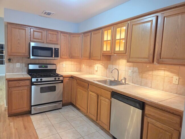 27 Jewett Ave in Jersey City, NJ - Building Photo - Building Photo