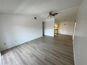 5047 Vineland Rd in Orlando, FL - Building Photo - Building Photo