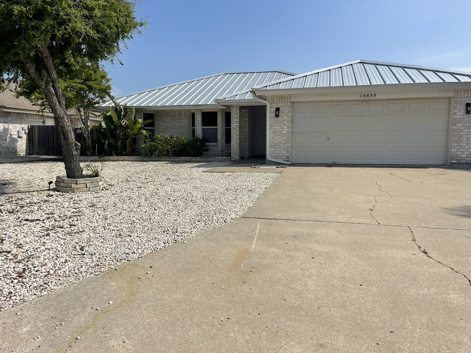 13830 Gunwale Dr in Corpus Christi, TX - Building Photo