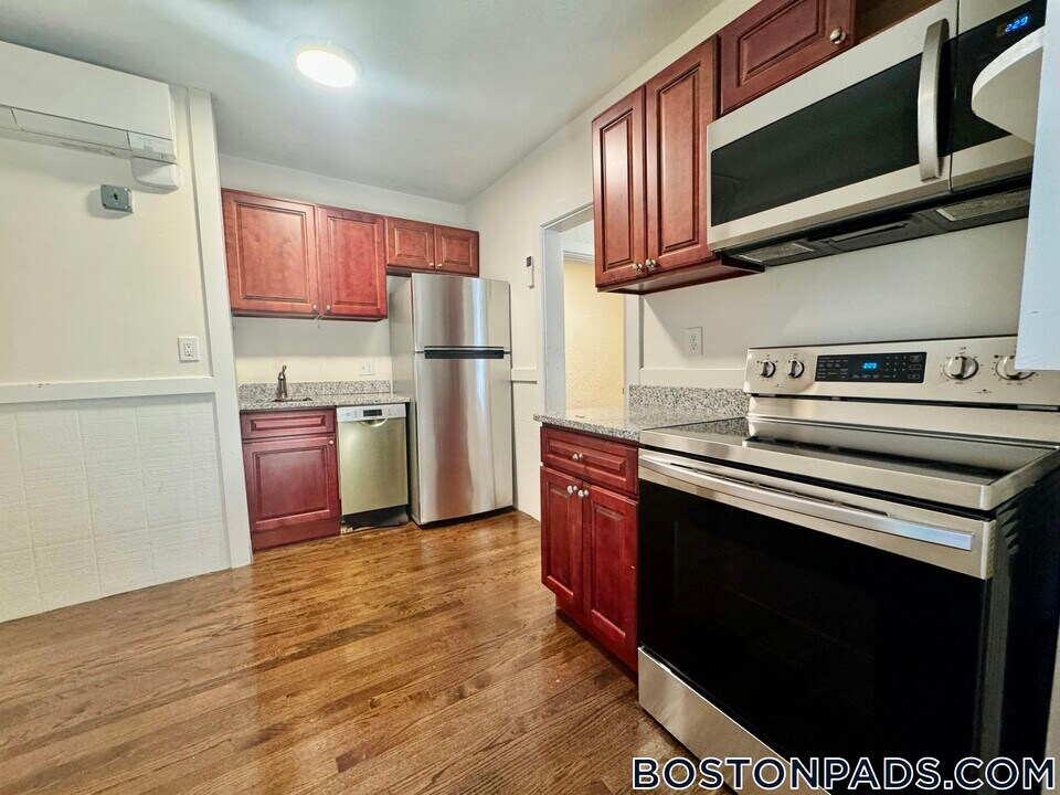 4 Garden Ct St-Unit -1C in Boston, MA - Building Photo