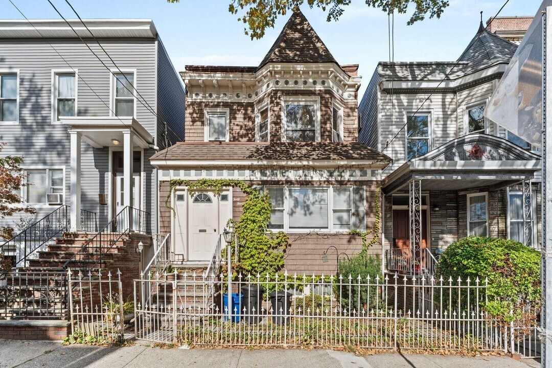 44 Booraem Ave in Jersey City, NJ - Building Photo