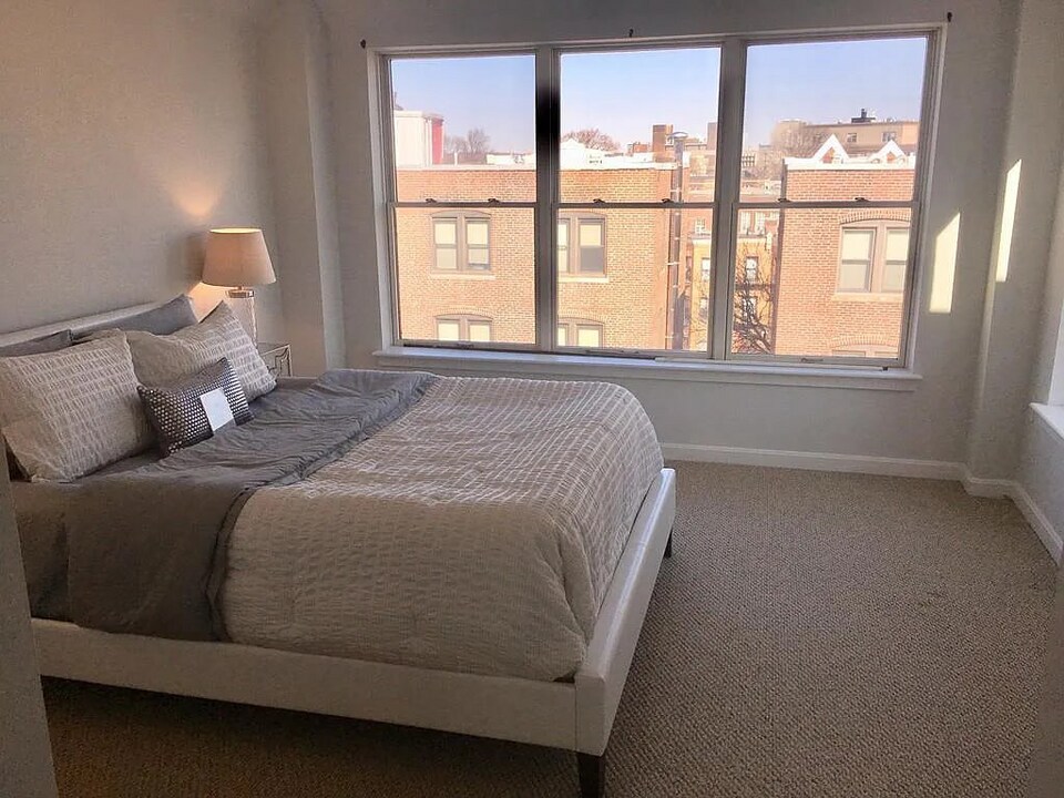 910 Beacon St, Unit 2 in Boston, MA - Foto de edificio