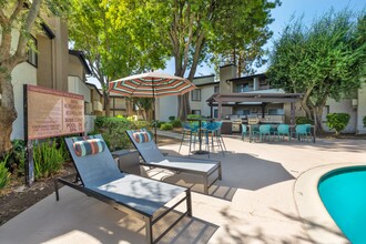 Chatsworth Pointe Apartment Homes in Canoga Park, CA - Foto de edificio - Building Photo