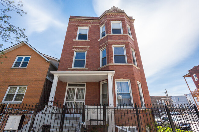 901 N Mozart St, Unit 3 in Chicago, IL - Foto de edificio - Building Photo