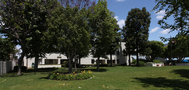 Candlewood Park in Lakewood, CA - Building Photo - Building Photo