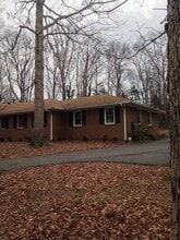 1240 Robinhood Cir in Charlotte, NC - Foto de edificio - Building Photo