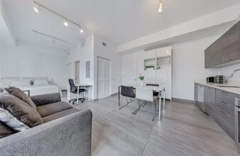 151 SE 1st St, Unit 1706 in Miami, FL - Building Photo - Building Photo