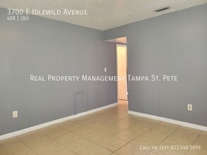 3700 E Idlewild Ave in Tampa, FL - Foto de edificio - Building Photo