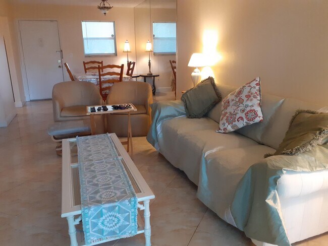 709 Lori Dr-Unit -110 in Palm Springs, FL - Foto de edificio - Building Photo