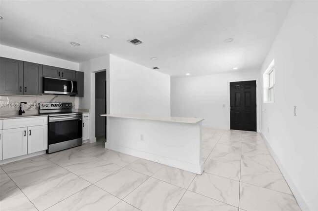 1443 NW 34th St in Miami, FL - Building Photo - Building Photo