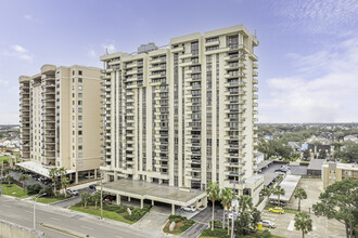 Lake Marina Tower Condominiums in New Orleans, LA - Building Photo - Building Photo