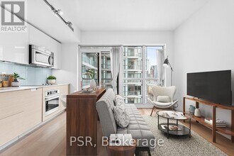 210 Simcoe St in Toronto, ON - Building Photo - Building Photo