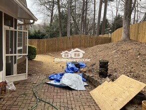 215 Blue Spruce Cir in Alpharetta, GA - Foto de edificio - Building Photo