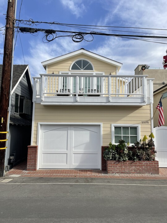 16696 Bayview Dr, Unit Upstairs in Sunset Beach, CA - Building Photo