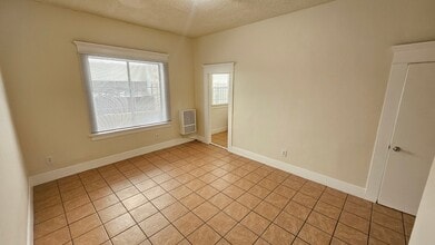 743 S Burlington Ave, Unit 4 in Los Angeles, CA - Foto de edificio - Building Photo