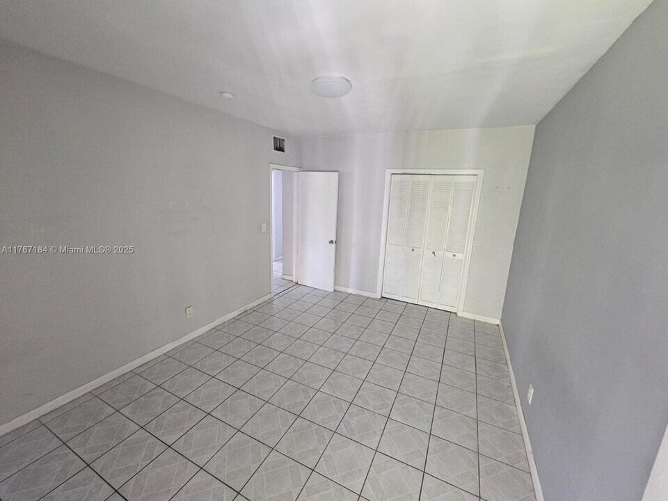 7610 Dickens Ave in Miami Beach, FL - Building Photo