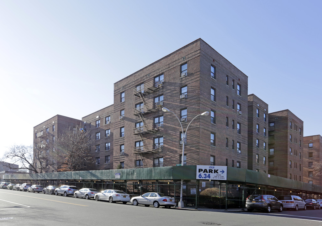 9841 Queens Blvd in Rego Park, NY - Foto de edificio