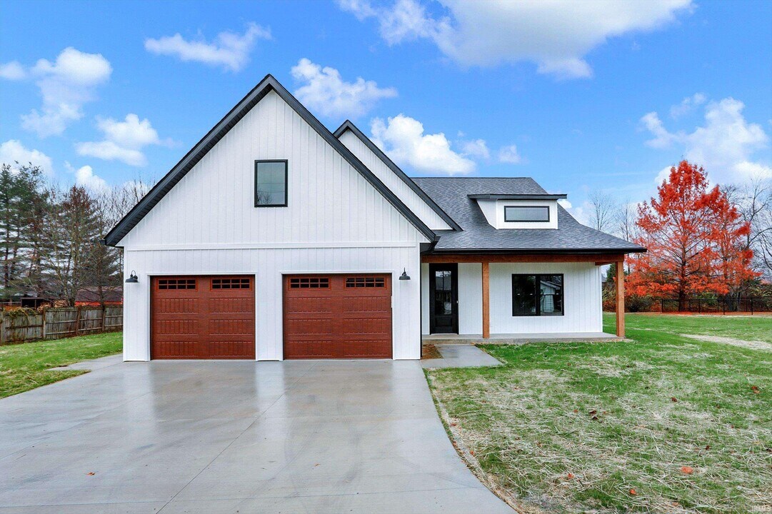 2110 S Smith Rd in Bloomington, IN - Foto de edificio