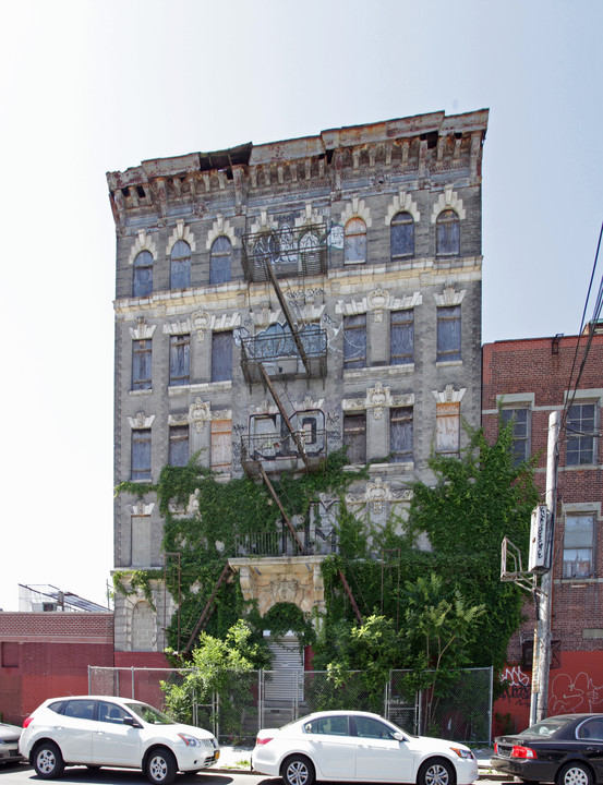 31 Bartlett St in Brooklyn, NY - Building Photo