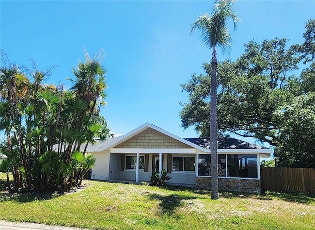 2494 Del Rio Way in Dunedin, FL - Foto de edificio - Building Photo