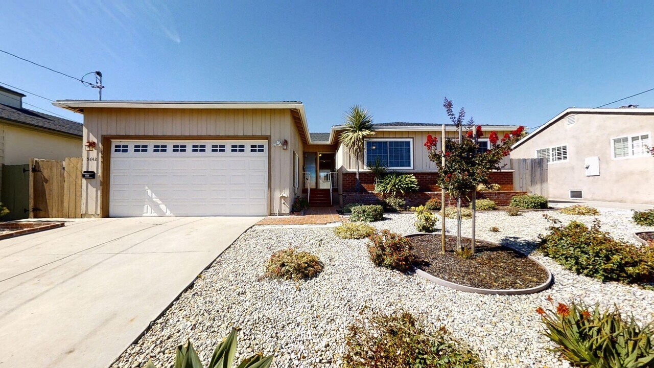 5642 Dorothy Way in San Diego, CA - Building Photo
