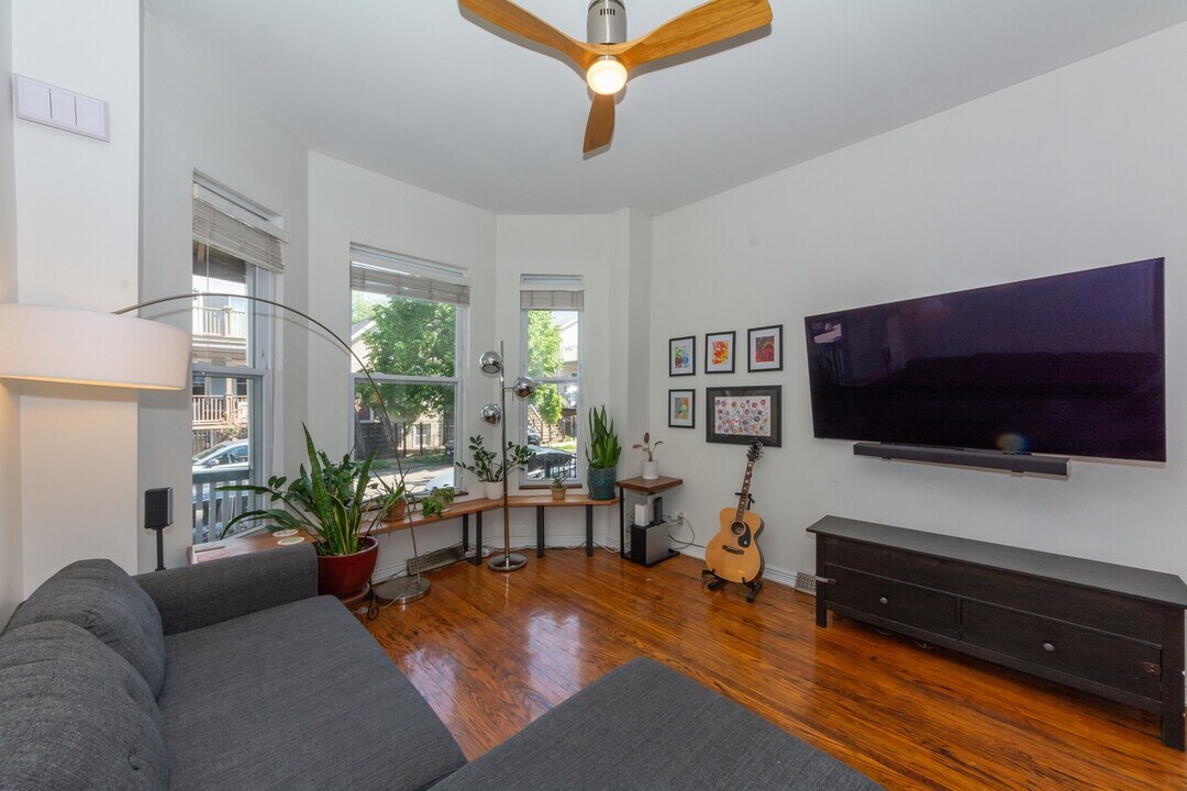 2947 W Lyndale St in Chicago, IL - Building Photo