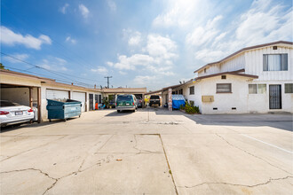 Somerset Apartments in Bellflower, CA - Building Photo - Building Photo