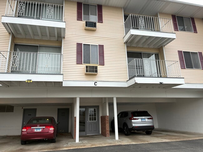 271 Main St in Farmington, CT - Foto de edificio - Building Photo