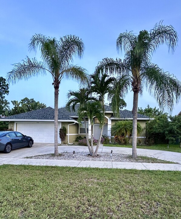 13776 Paddock Dr in Wellington, FL - Building Photo