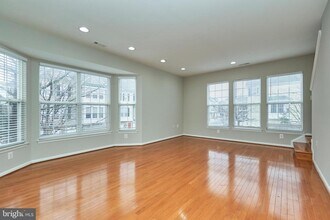 22960 Fontwell Square in Sterling, VA - Building Photo - Building Photo