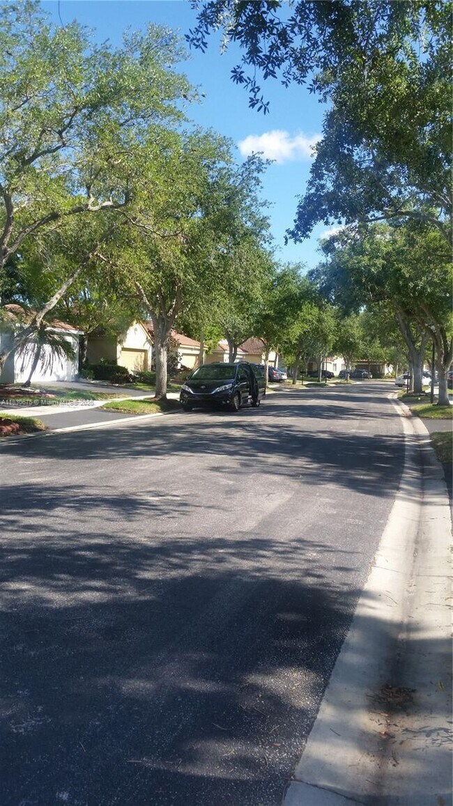 1512 Presidio Dr in Weston, FL - Building Photo - Building Photo