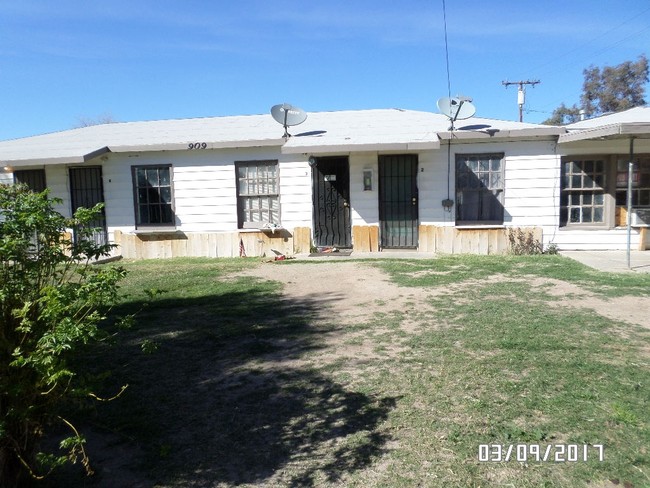 909 W Barnard St in Blythe, CA - Foto de edificio - Building Photo