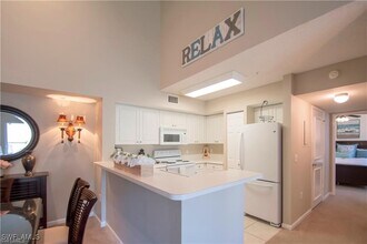 1220 Wildwood Lakes Blvd in Naples, FL - Foto de edificio - Building Photo