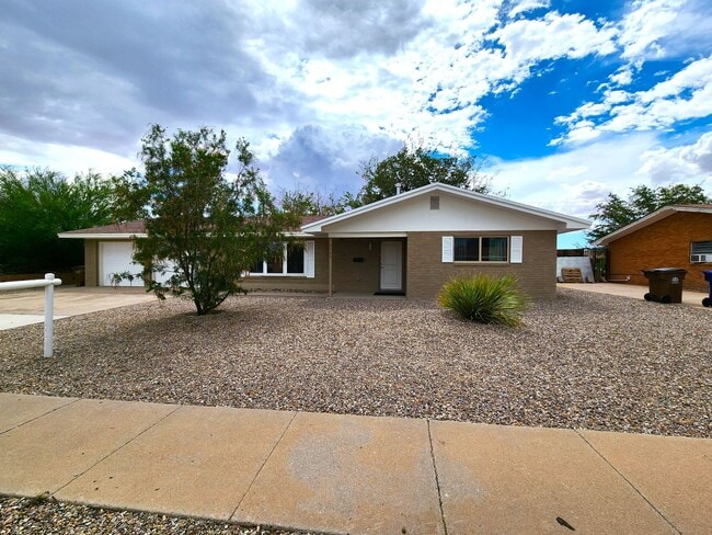 2105 Carlyle Dr in Las Cruces, NM - Building Photo - Building Photo