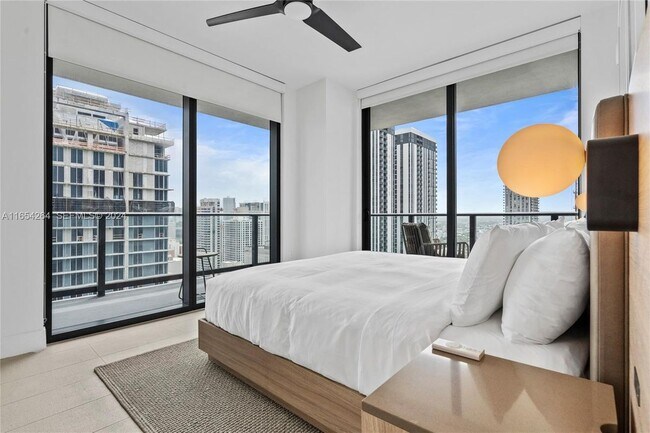 601 NE 1st Ave, Unit 2905 in Miami, FL - Foto de edificio - Building Photo